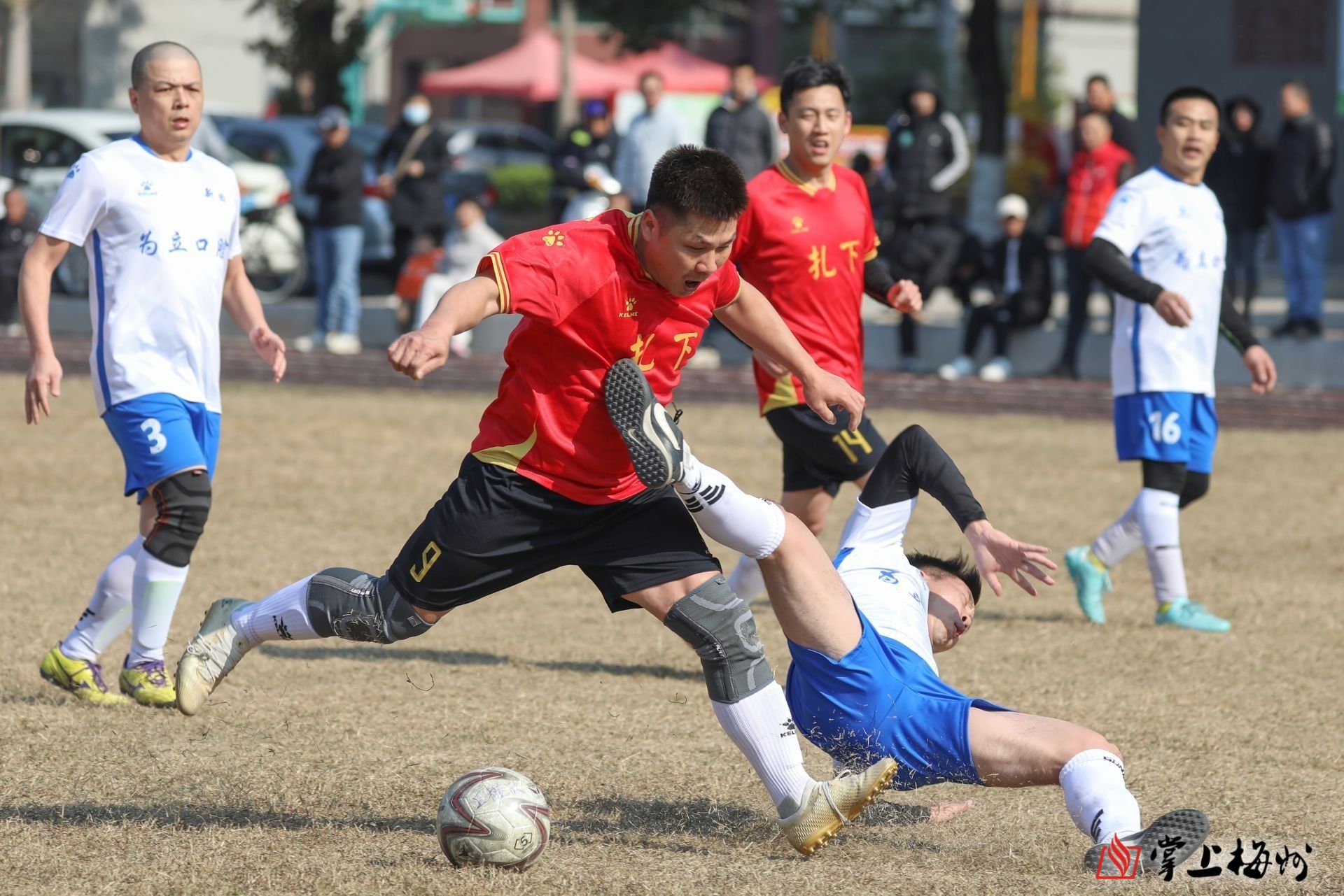 赛场激情！豪门球队激烈对抗，实力碰撞的简单介绍