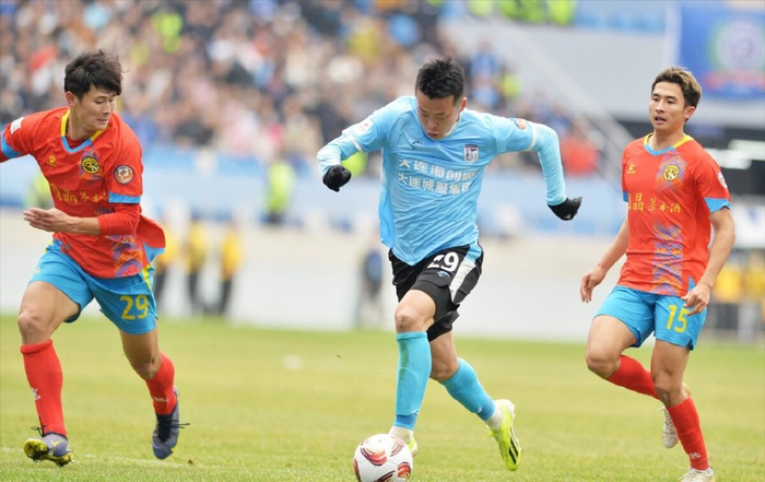 大连一方球员在比赛中发挥出色，展现实力