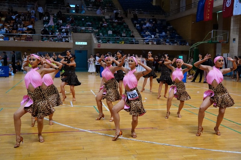 体育舞蹈选手独具风采赢得全场欢呼