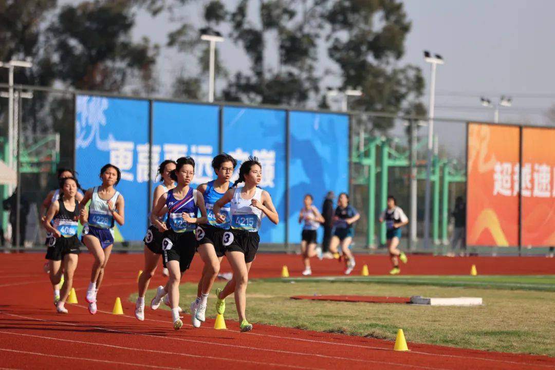 运动员们全力以赴展现超凡实力