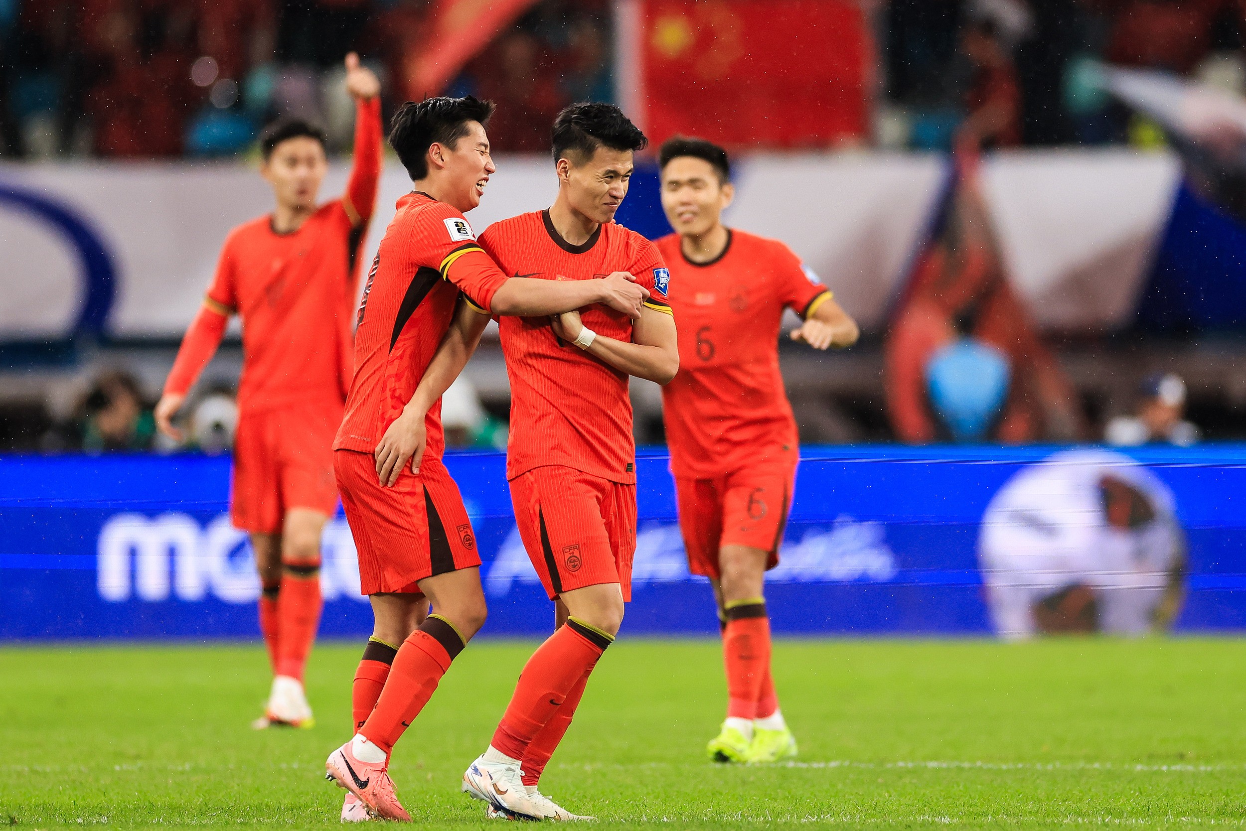 包含球员交流日益频繁，球队实力对比日益激烈的词条