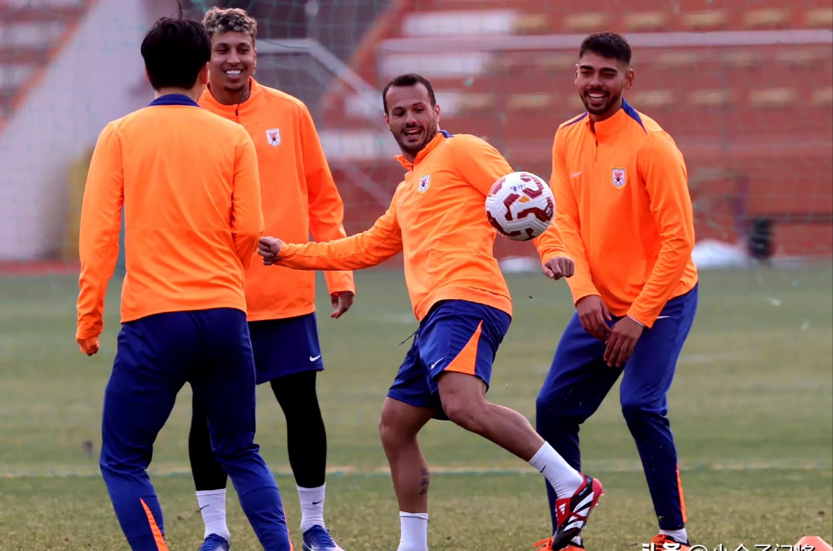 包含球员交流日益频繁，球队实力对比日益激烈的词条