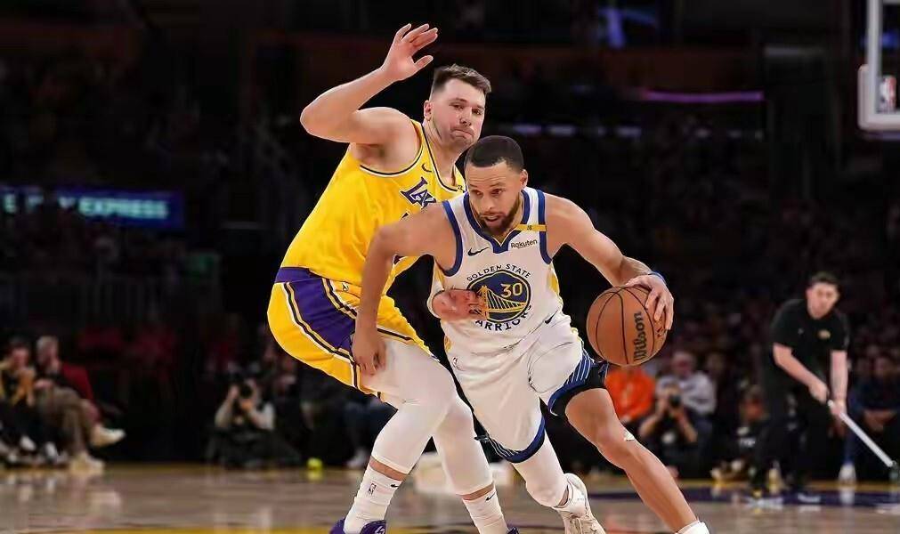 湖人鏖战北京队，库里扛起全队的简单介绍