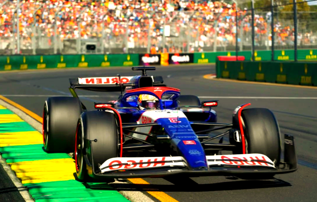 包含红牛二队逆转雷诺车队，塞恩斯关键制胜的词条