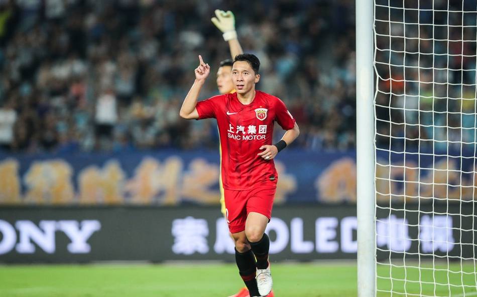 包含上海上港豪取三连胜，稳居积分榜第二的词条