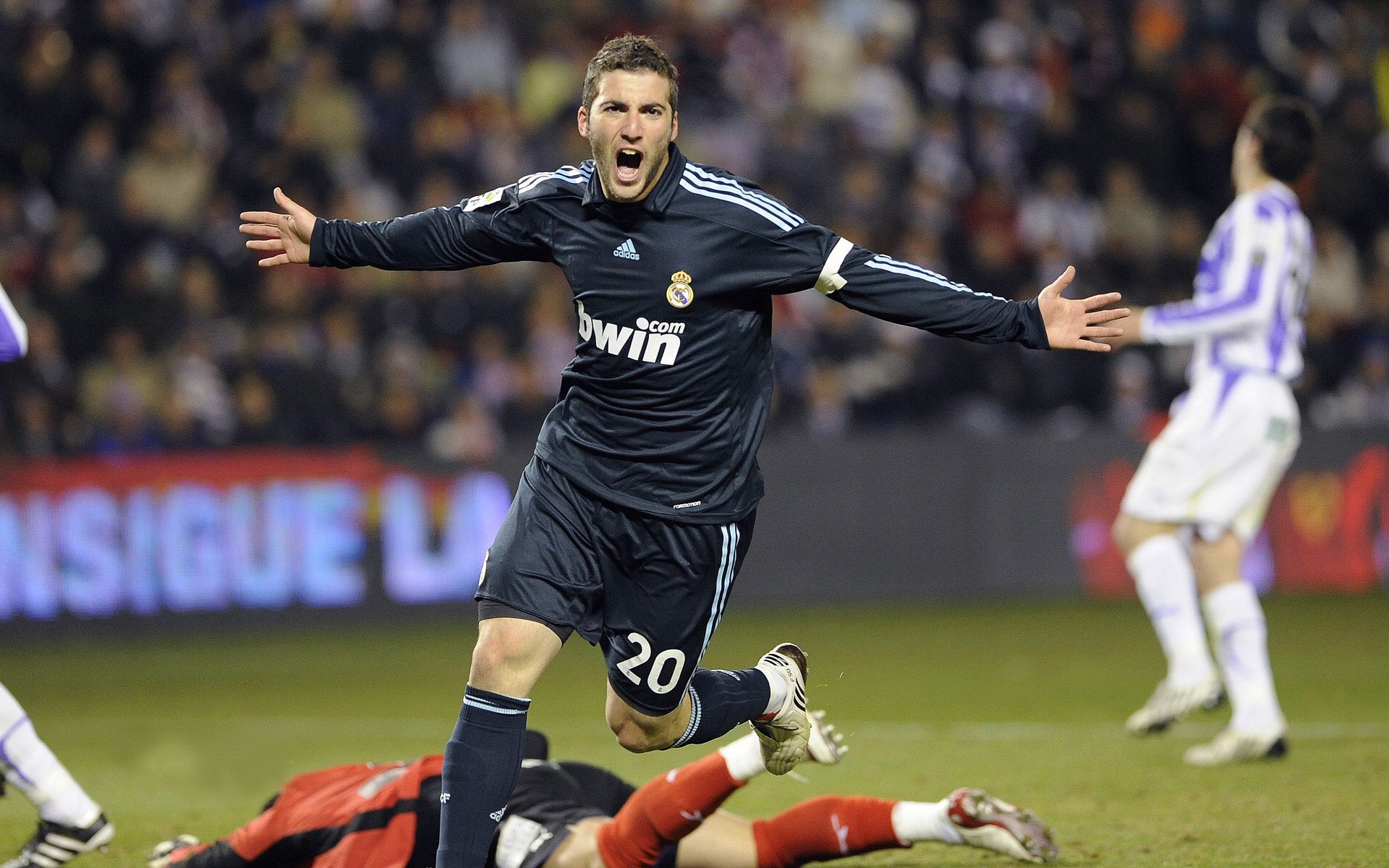 拜仁轻取乌拉圭,福登刷新纪录,当足球传奇在平行时空交汇